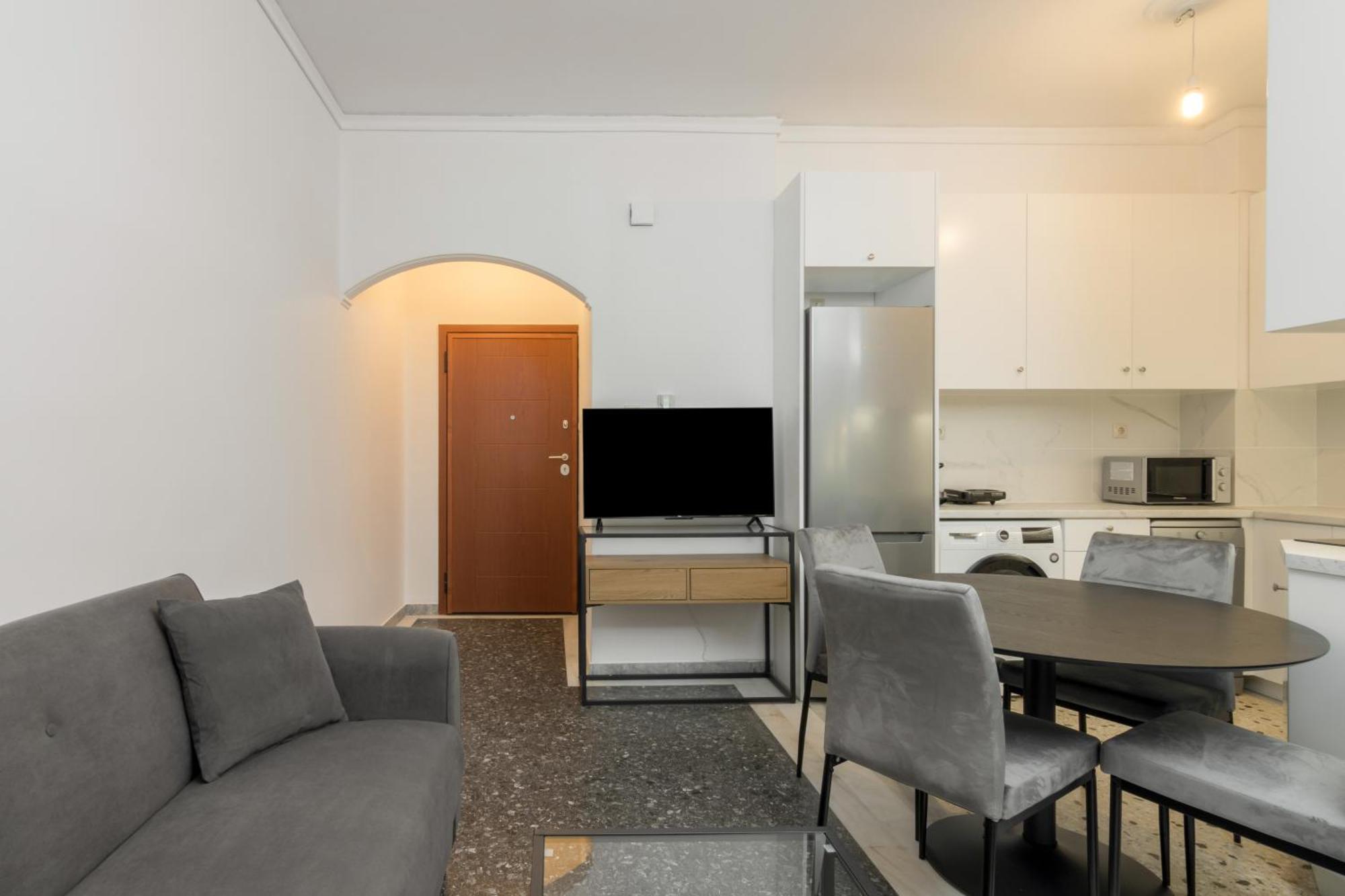 Two Bedroom Apt Near Hilton Athènes